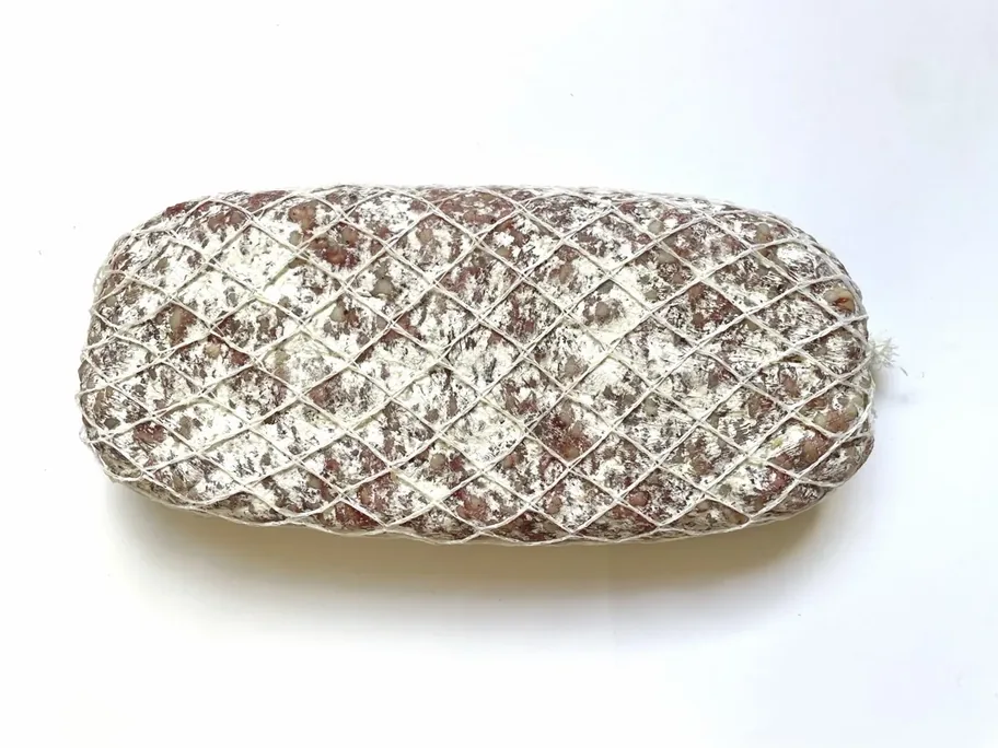 The 2 kg Pavé à trancher on a white ground.